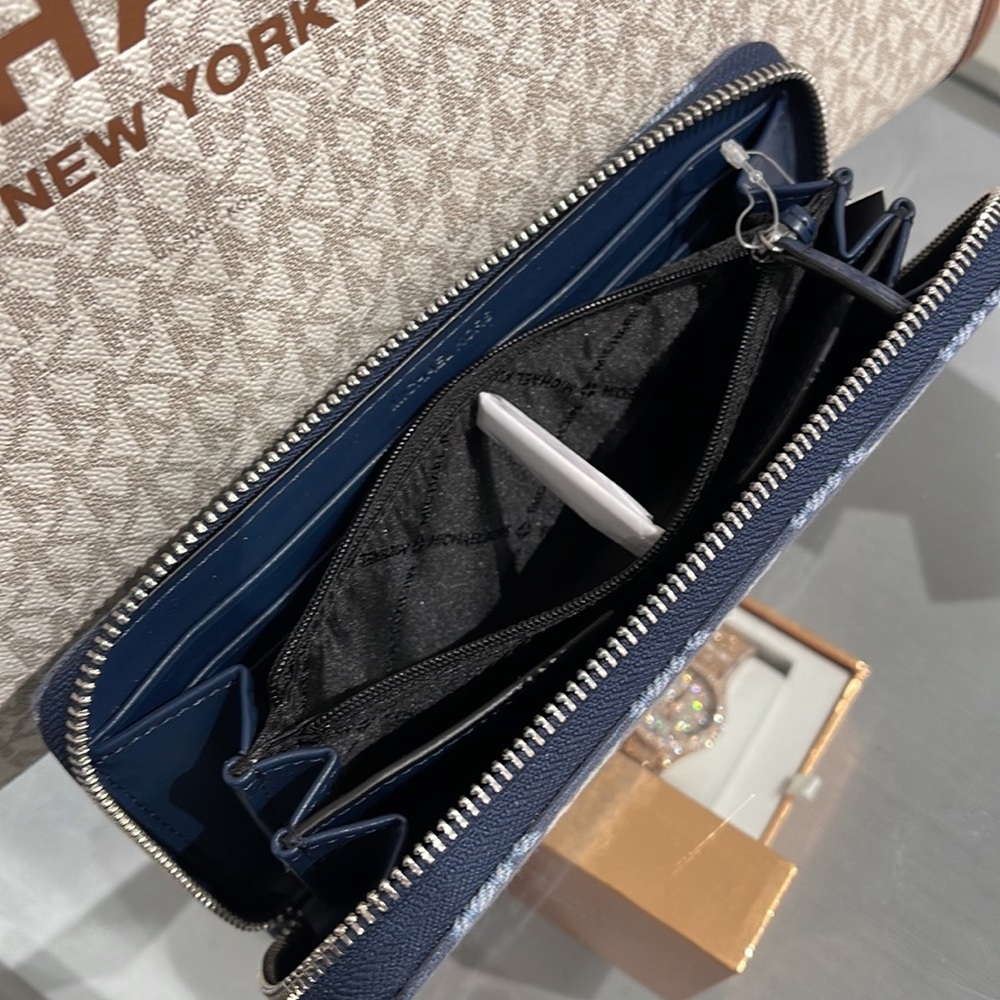 Michael Kors Men’s Women’s Cooper Tech Zip Around Wallet
Navy Multi Unisex
NWT - Picture 11 of 16
